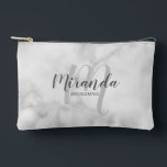 Moderner Name der Personalisierten Bridesmaid Mono Zubehörtasche<br><div class="desc">Fügen Sie Ihrer Hochzeit eine persönliche Touch mit einem personalisierten Brautjunggeschenk hinzu. Dieses Design zeichnet sich durch den personalisierten Namen der Brautjungfrau aus, der im Stil eines grauen, modernen Drehbuch-Schriftartes und in Monogramm im hellgrauen, modernen Schriftart-Stil gehalten ist. Der Hintergrund ist mit dem Schriftart in grauem, modernem Sans-Serif auf weißem...</div>