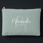 Moderner Name der Personalisierten Bridesmaid Mono Zubehörtasche<br><div class="desc">Fügen Sie Ihrer Hochzeit eine persönliche Touch mit einem personalisierten Brautjunggeschenk hinzu. Dieses Design zeichnet sich durch den personalisierten Namen der Brautjungfrau aus, der im Stil eines modernen Schriftartes mit weißer Schrift und Monogramm im Stil eines modernen, schlanken Schriftartes als Hintergrund mit dem Titel in weißem, modernem Sans Serif Schriftart...</div>