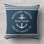 Moderner Name des benutzerdefinierten Schiffes Wil Kissen<br><div class="desc">Moderne minimalistische,  benutzerdefinierte Bootsnamen werfen Kissen in staubblauem Blau mit nautischen Streifen und Anker lesen WELCOME ABOARD,  sowie den Namen der Marina,  Dock,  Yacht Club,  oder Stadt.</div>