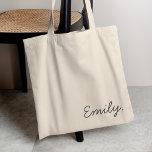 Moderner Name | Minimalistisch Stylish Trendy Mono Tragetasche<br><div class="desc">Einfache,  stilvolle und trendige Tasche in einem modernen,  handgeschriebenen Schriftart in einem skandinavischen "scandi" minimalistischen Design Stil. Dieses Produkt kann leicht mit Ihrem Namen oder dem Namen eines geliebten Menschen personalisiert werden,  um das perfekte Geschenk für einen Geburtstag zu machen,  wenn Party,  Hochzeit,  Weihnachten und vieles mehr!</div>