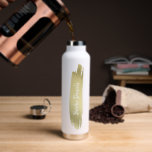 Moderner Name Weiß und Gold Elegant Trinkflasche<br><div class="desc">Moderne Wasserflasche mit abstraktem Goldstrich und dem Namen in einem eleganten Pinselskript auf weißem Hintergrund. Ein schlichtes Design mit einer femininen Touch,  perfekt für ein Mädchen.</div>