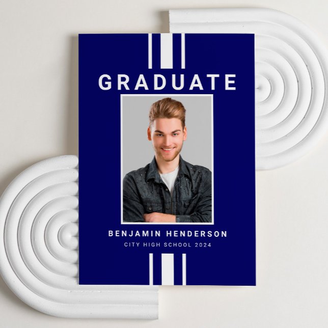 Moderner Navy Blue Boy Foto Abschluss Ankündigung (Modern Navy Blue Boy Photo Graduation Announcement Card)