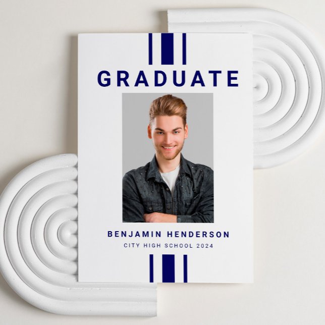 Moderner Navy Blue Boy Foto Abschluss Ankündigung (Modern Navy Blue Boy Photo Graduation Announcement Card.)