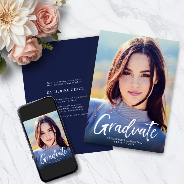 Moderner Navy Blue Script Foto Abschluss Ankündigung (Modern Navy Blue Script Photo Graduation Announcement with Instant Download)
