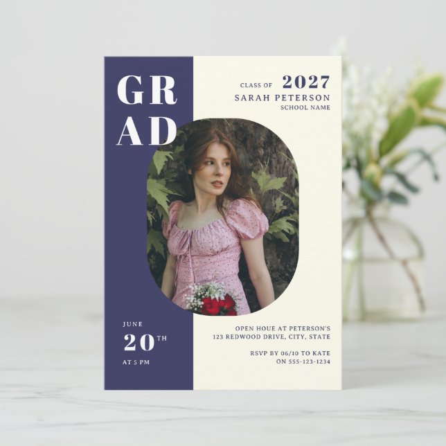 Moderner Navy Creme Bold Typografy Foto Abschluss Einladung (Stehend Vorderseite)