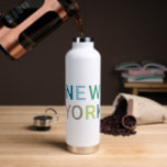 Moderner New Yorker Farbtext Trinkflasche<br><div class="desc">Modernes New Yorker Design mit farbigen Texten</div>