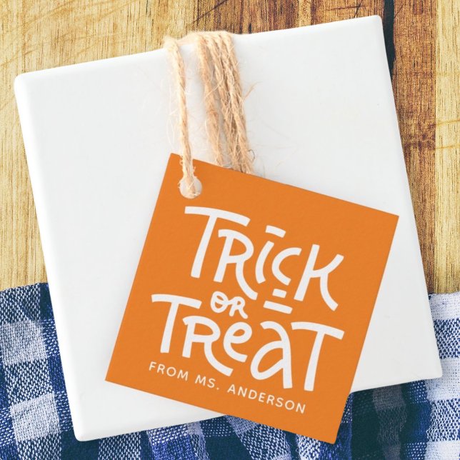 Moderner Niedlicher Typografie-Trick oder -Treaten Geschenkanhänger (Von Creator hochgeladen)