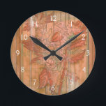 Moderner orange Blumendruck auf abgestreiftem Runde Wanduhr<br><div class="desc">Eine ursprüngliche Schaffung Jennifers Goldberger,  dieser moderne orange Blumendruck sitzt auf einem abgestreiften Hintergrund. Die Blumen mischen fast herein mit dem Hintergrund. Gelassen ihm mischen Sie herein mit der Erholung Ihres Zuhause,  indem Sie heute sie kaufen!</div>