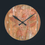Moderner orange Blumendruck auf abgestreiftem Runde Wanduhr<br><div class="desc">Eine ursprüngliche Schaffung Jennifers Goldberger,  dieser moderne orange Blumendruck sitzt auf einem abgestreiften Hintergrund. Die Blumen mischen fast herein mit dem Hintergrund. Gelassen ihm mischen Sie herein mit der Erholung Ihres Zuhause,  indem Sie heute sie kaufen!</div>