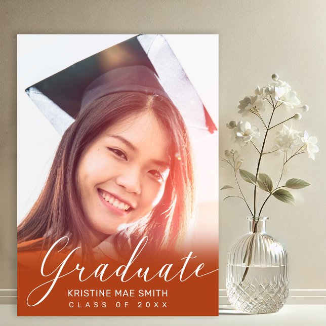 Moderner Orange White Calligraphy Foto Abschluss Einladung (Orange with White Calligraphy Script Photo Graduation Announcement and Party Invitation)