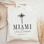 Moderner Palmenbaum Personalisierter Junggeselinne Tragetasche<br><div class="desc">Herzlich willkommen zu Ihrem Bachelorette Wochenende mit diesen niedlichen personalisierten Tottaschen. Dieses Design ist perfekt für Strandbäder oder tropische Orte geeignet und bietet eine Schwarz-Palmen-Silhouette mit dem Ziel unten (mit Miami gezeigt) in klassischer Serifenschrift. Fügen Sie Ihren Namen oder Veranstaltungsnamen in handgeschriebenem kursiven Skript sowie das Jahr hinzu.</div>