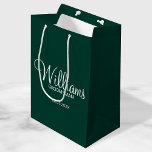 Moderner Personalisierter Emerald Green Trauzeuge Mittlere Geschenktüte<br><div class="desc">Personalisierte Trauzeuge Geschenke mit dem Namen des personalisierten Trauzeugen im modernen,  weißen Script-Schriftart Stil mit Titel und Hochzeitsdatum in modernen Sans Serif Schriftart Stil auf smaragdgrünen Hintergrund. Auch perfekt für Trauzeuge,  Brautvater,  Brautjungfrau,  Trauzeugin,  Brautmutter und mehr.</div>