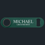 Moderner Personalisierter Emerald Green Trauzeuge Speed Flaschenöffner<br><div class="desc">Moderne Geschenke für Personalisierten Trauzeuge mit dem Namen und dem Titel des personalisierten Trauzeugen im Stil der klassischen Serifen auf smaragdgrünem Hintergrund. Auch perfekt für Trauzeuge,  Vater der Braut und mehr.</div>