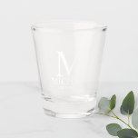 Moderner Personalisierter Monogramm- und Name-Trau Schnapsglas<br><div class="desc">Moderne Geschenke für Personalisierte Trauzeuge mit personalisierten Monogramm,  Trauzeuge-Name und Titel in White Classic Serif Schriftart Stil. Auch perfekt für Trauzeuge,  Vater der Braut und mehr.</div>