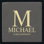 Moderner Personalisierter Monogramm- und Name-Trau Steinuntersetzer<br><div class="desc">Moderne Geschenke für Personalisierte Trauzeuge mit personalisierten Monogramm,  Trauzeugen Name und Titel in goldener klassischer Serif-Schriftart-Stil auf schwarzem Hintergrund. Auch perfekt für Trauzeuge,  Vater der Braut und mehr. Bitte beachten Sie: Die Details der Folie werden im Kunstwerk simuliert. Bei der Herstellung dieses Produktes wird keine Folie verwendet.</div>