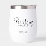 Moderner Personalisierter Name<br><div class="desc">Personalisierte Bridesmaids Geschenke mit dem personalisierten Namen der Brautjungfrau im modernen Drehbuch Schriftart Stil mit Titel und Hochzeitstag in modernen sans serif Schriftart Stil. Auch perfekt für die Trauzeugin, Blumenmädchen, Brautmutter und vieles mehr.</div>