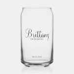 Moderner Personalisierter Name Dosenglas<br><div class="desc">Personalisierte Bridesmaids Geschenke mit dem personalisierten Namen der Brautjungfrau im modernen Drehbuch Schriftart Stil mit Titel und Hochzeitstag in modernen sans serif Schriftart Stil. Auch perfekt für die Trauzeugin, Blumenmädchen, Brautmutter und vieles mehr.</div>