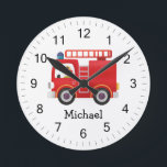 Moderner Personalisierter Name für den Rotfeuerzug Runde Wanduhr<br><div class="desc">Diese personalisierte Kaminuhr ist die perfekte Ergänzung zu Kinderzimmern oder Spielzimmern. Das kühne rote Design und der individuelle Name machen es zu einer lustigen und auffälligen Art, den Zeitverlauf behalten. Kinder werden Liebe sehen, wie ihr Name auf dieser klassischen Feuerwehrautouhr inspiriert wird. Und die Eltern schätzen den stabilen Metallrahmen und...</div>