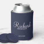 Moderner Personalisierter Navy-Blue-Trauzeuge Dosenkühler<br><div class="desc">Personalisierte Trauzeuge Geschenke mit dem Namen des personalisierten Trauzeugen im modernen,  weißen Script-Schriftart Stil mit Titel und Hochzeitsdatum in modernen Sans Serif Schriftart Stil auf marineblau Hintergrund. Auch perfekt für Trauzeuge,  Brautvater,  Brautjungfrau,  Trauzeugin,  Brautmutter und mehr.</div>
