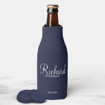 Moderner Personalisierter Navy-Blue-Trauzeuge Flaschenkühler<br><div class="desc">Personalisierte Trauzeuge Geschenke mit dem Namen des personalisierten Trauzeugen im modernen,  weißen Script-Schriftart Stil mit Titel und Hochzeitsdatum in modernen Sans Serif Schriftart Stil auf marineblau Hintergrund. Auch perfekt für Trauzeuge,  Brautvater,  Brautjungfrau,  Trauzeugin,  Brautmutter und mehr.</div>