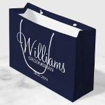 Moderner Personalisierter Navy-Blue-Trauzeuge Große Geschenktüte<br><div class="desc">Personalisierte Trauzeuge Geschenke mit dem Namen des personalisierten Trauzeugen im modernen,  weißen Script-Schriftart Stil mit Titel und Hochzeitsdatum in modernen Sans Serif Schriftart Stil auf marineblau Hintergrund. Auch perfekt für Trauzeuge,  Brautvater,  Brautjungfrau,  Trauzeugin,  Brautmutter und mehr.</div>