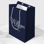 Moderner Personalisierter Navy-Blue-Trauzeuge Mittlere Geschenktüte<br><div class="desc">Personalisierte Trauzeuge Geschenke mit dem Namen des personalisierten Trauzeugen im modernen,  weißen Script-Schriftart Stil mit Titel und Hochzeitsdatum in modernen Sans Serif Schriftart Stil auf marineblau Hintergrund. Auch perfekt für Trauzeuge,  Brautvater,  Brautjungfrau,  Trauzeugin,  Brautmutter und mehr.</div>