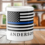 Moderner Personalisierter Polizeibeamter für Thin  Jumbo-Tasse<br><div class="desc">Thin Blue Line Flag Kaffee Tasse - USA Fahne Design in Police Flag Farben, modernes schwarz blaues Design. Ideal für Polizeibeamte, Polizeierzieher und Polizeibeamte der Ehefrau . Personalisieren Sie die Personalisierung mit dem Namen des Polizeibeamten und/oder der Abzeichen- oder Familiennummer. Diese dünne blaue Kaffeemaschine ist perfekt für ein Geschenk der...</div>