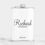 Moderner Personalisierter Trauzeuge für Skripte Flachmann<br><div class="desc">Personalisierte Trauzeuge Geschenke mit dem Namen des personalisierten Trauzeugen im modernen,  schwarz-Script-Schriftart-Stil mit Titel und Hochzeitsdatum in modernen Sans Serif Schriftart Stil auf weißem Hintergrund. Auch perfekt für Trauzeuge,  Brautvater,  Brautjungfrau,  Trauzeugin,  Brautmutter und mehr.</div>