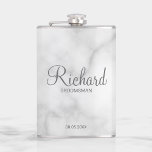 Moderner Personalisierter Trauzeuge für Skripte Flachmann<br><div class="desc">Personalisierte Trauzeuge Geschenke mit dem Namen des personalisierten Trauzeugen in grauem, modernem Skript-Schriftart-Stil mit Titel und Hochzeitsdatum in modernen Sans Serif Schriftart Stil auf weißem Marmor Hintergrund. Auch perfekt für Trauzeuge, Brautvater, Brautjungfrau, Trauzeugin, Brautmutter und mehr. Bitte beachten Sie: Die Marmordetails werden im Kunstwerk simuliert. Bei der Herstellung dieses Produktes...</div>