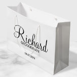 Moderner Personalisierter Trauzeuge für Skripte Große Geschenktüte<br><div class="desc">Personalisierte Trauzeuge Geschenke mit dem Namen des personalisierten Trauzeugen im modernen,  schwarz-Script-Schriftart-Stil mit Titel und Hochzeitstag im modernen Sans Serif Schriftart Stil. Auch perfekt für Trauzeuge,  Brautvater,  Brautjungfrau,  Trauzeugin,  Brautmutter und mehr.</div>