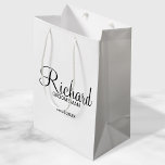 Moderner Personalisierter Trauzeuge für Skripte Mittlere Geschenktüte<br><div class="desc">Personalisierte Trauzeuge Geschenke mit dem Namen des personalisierten Trauzeugen im modernen,  schwarz-Script-Schriftart-Stil mit Titel und Hochzeitstag im modernen Sans Serif Schriftart Stil. Auch perfekt für Trauzeuge,  Brautvater,  Brautjungfrau,  Trauzeugin,  Brautmutter und mehr.</div>