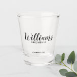 Moderner Personalisierter Trauzeuge für Skripte Schnapsglas<br><div class="desc">Modernes Script Personalisiert Trauzeuge Shot Glass mit dem Namen des personalisierten Trauzeugen im modernen kalligraphischen Schriftart Stil mit Titel und Hochzeitstag im modernen Sans Serif Schriftart Stil. Auch perfekt für Trauzeuge,  Brautvater,  Brautjungfrau,  Trauzeugin und mehr.</div>