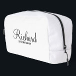 Moderner Personalisierter Trauzeuge für Skripte Waschbeutel<br><div class="desc">Personalisierte Trauzeuge Geschenke mit dem Namen des personalisierten Trauzeugen im modernen,  schwarz-Script-Schriftart-Stil mit Titel und Hochzeitsdatum in modernen Sans Serif Schriftart Stil auf weißem Hintergrund. Auch perfekt für Trauzeuge,  Brautvater,  Brautjungfrau,  Trauzeugin,  Brautmutter und mehr.</div>