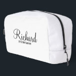 Moderner Personalisierter Trauzeuge für Skripte Waschbeutel<br><div class="desc">Personalisierte Trauzeuge Geschenke mit dem Namen des personalisierten Trauzeugen im modernen,  schwarz-Script-Schriftart-Stil mit Titel und Hochzeitsdatum in modernen Sans Serif Schriftart Stil auf weißem Hintergrund. Auch perfekt für Trauzeuge,  Brautvater,  Brautjungfrau,  Trauzeugin,  Brautmutter und mehr.</div>