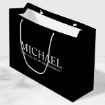 Moderner Personalisierter Trauzeuge Große Geschenktüte<br><div class="desc">Moderne Black Personalisiert Trauzeuge Vorschlag Geschenktasche mit dem Namen des personalisierten Trauzeugen und dem benutzerdefinierten Text in der weißen klassischen Serif Schriftart Stil auf schwarzem Hintergrund. Auch perfekt für Bräute,  Trauzeugin,  Blume Mädchen,  Trauzeuge,  Ringträger und mehr.</div>