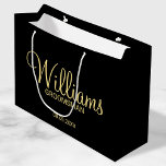 Moderner Personalisierter Trauzeuge in Schwarz und Große Geschenktüte<br><div class="desc">Moderne Black and Gold Personalisierte Trauzeuge Geschenke mit dem Namen des personalisierten Trauzeugen in modernem, goldenem Script Schriftart Stil mit Titel und Hochzeitdatum in modernen Sans Serif Schriftart Stil auf schwarzem Hintergrund. Auch perfekt für Trauzeuge, Brautvater, Brautjungfrau, Trauzeugin, Brautmutter und mehr. Bitte beachten Sie: Die Details der Folie werden im...</div>