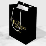 Moderner Personalisierter Trauzeuge in Schwarz und Mittlere Geschenktüte<br><div class="desc">Moderne Black and Gold Personalisierte Trauzeuge Geschenke mit dem Namen des personalisierten Trauzeugen in modernem, goldenem Script Schriftart Stil mit Titel und Hochzeitdatum in modernen Sans Serif Schriftart Stil auf schwarzem Hintergrund. Auch perfekt für Trauzeuge, Brautvater, Brautjungfrau, Trauzeugin, Brautmutter und mehr. Bitte beachten Sie: Die Details der Folie werden im...</div>