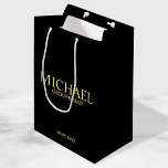 Moderner Personalisierter Trauzeuge in Schwarz und Mittlere Geschenktüte<br><div class="desc">Moderne Schwarz-Weiß-Geschenke für Personalisierten Trauzeuge mit dem Namen, dem Titel und dem Hochzeitsdatum des personalisierten Trauzeugen im klassischen Serifenstil auf schwarzem Hintergrund. Auch perfekt für Trauzeuge, Vater der Braut und mehr. Bitte beachten Sie: Die Details der Folie werden im Kunstwerk simuliert. Bei der Herstellung dieses Produktes wird keine Folie verwendet....</div>