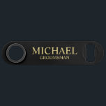 Moderner Personalisierter Trauzeuge in Schwarz und Speed Flaschenöffner<br><div class="desc">Moderne Black and Gold Personalisiert Trauzeuge Geschenke mit dem Namen und dem Titel des personalisierten Trauzeugen im klassischen Serif-Schriftart-Stil auf schwarzem Hintergrund. Auch perfekt für Trauzeuge, Vater der Braut und mehr. Bitte beachten Sie: Die Details der Folie werden im Kunstwerk simuliert. Bei der Herstellung dieses Produktes wird keine Folie verwendet....</div>