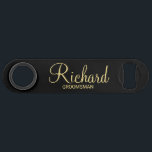 Moderner Personalisierter Trauzeuge in Schwarz und Speed Flaschenöffner<br><div class="desc">Moderne Black and Gold Personalisierte Trauzeuge Geschenke mit dem Namen des personalisierten Trauzeugen in modernem, goldenem Script Schriftart Stil mit Titel und Hochzeitdatum in modernen Sans Serif Schriftart Stil auf schwarzem Hintergrund. Auch perfekt für Trauzeuge, Brautvater, Brautjungfrau, Trauzeugin, Brautmutter und mehr. Bitte beachten Sie: Die Details der Folie werden im...</div>