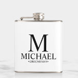 Moderner Personalisierter Trauzeuge in Schwarz/Wei Flachmann<br><div class="desc">Moderne Schwarz-Weiß-Geschenke mit personalisiertem Monogramm,  Name und Titel des Trauzeugen im klassischen Serif-Schriftart-Stil. Auch perfekt für Trauzeuge,  Vater der Braut und mehr.</div>