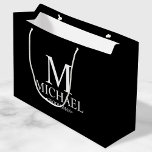 Moderner Personalisierter Trauzeuge in Schwarz/Wei Große Geschenktüte<br><div class="desc">Moderne Geschenke für Personalisierte Trauzeuge mit personalisierten Monogrammen,  Trauzeugen Name und Titel in der weißen klassischen Serif-Schriftart-Stil auf schwarzem Hintergrund. Auch perfekt für Trauzeuge,  Brautvater,  Ringträger und mehr.</div>