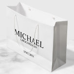 Moderner Personalisierter Trauzeuge in Schwarz/Wei Große Geschenktüte<br><div class="desc">Moderne Schwarz-Weiß-Geschenke für Personalisierten Trauzeuge mit dem Namen,  dem Titel und dem Hochzeitstag des personalisierten Trauzeugen im klassischen Serif-Schriftart-Stil. Auch perfekt für Trauzeuge,  Vater der Braut und mehr.</div>
