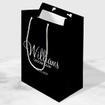Moderner Personalisierter Trauzeuge in Schwarz/Wei Mittlere Geschenktüte<br><div class="desc">Moderne Schwarz-Weiß-Geschenke mit dem Namen des personalisierten Trauzeugen im modernen,  weißen Schriftart-Stil mit Titel und Hochzeitsdatum in modernen Sans Serif Schriftart Stil auf schwarzem Hintergrund. Auch perfekt für Trauzeuge,  Brautvater,  Brautjungfrau,  Trauzeugin,  Brautmutter und mehr.</div>