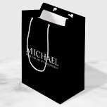 Moderner Personalisierter Trauzeuge Mittlere Geschenktüte<br><div class="desc">Moderne Schwarz/Weiß Personalisierte Trauzeuge Geschenktasche mit dem Namen und Titel des personalisierten Trauzeugen im klassischen Serif Schriftart Stil. Auch perfekt für Brautjungfrau,  Trauzeugin,  Blume Mädchen,  Trauzeuge und Ringträger.</div>