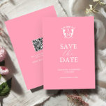 Moderner Pink-Minimal Save the Date<br><div class="desc">Verkünden Sie Ihre Verlobung mit dieser minimalen Hochzeit speichern Sie das Datum Einladungen. Es bietet eine Mischung aus klassischer Schrift und Schrift-Typografie in Weiß auf einem lebhaften rosa Hintergrund Mit einem Monogramm-Wappen oben. Verwenden Sie die Vorlagenfelder, um Ihren Namen und Ihr Hochzeitsdatum anzupassen. Auch passen Sie die Farben an, um...</div>