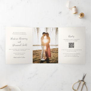 Moderner QR Code für Elfenbein Einfache Hochzeit Dreifach Gefaltete Einladung