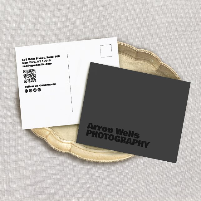 Moderner QR-Code für Schwarz und Schwarz Postkarte (black on black postcard with QR code and social media networking icons)