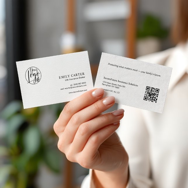 Moderner QR-Code für Schwarz-weiße Lebensversicher Visitenkarte (Modern Black White Life Insurance Broker QR Code Business Card)