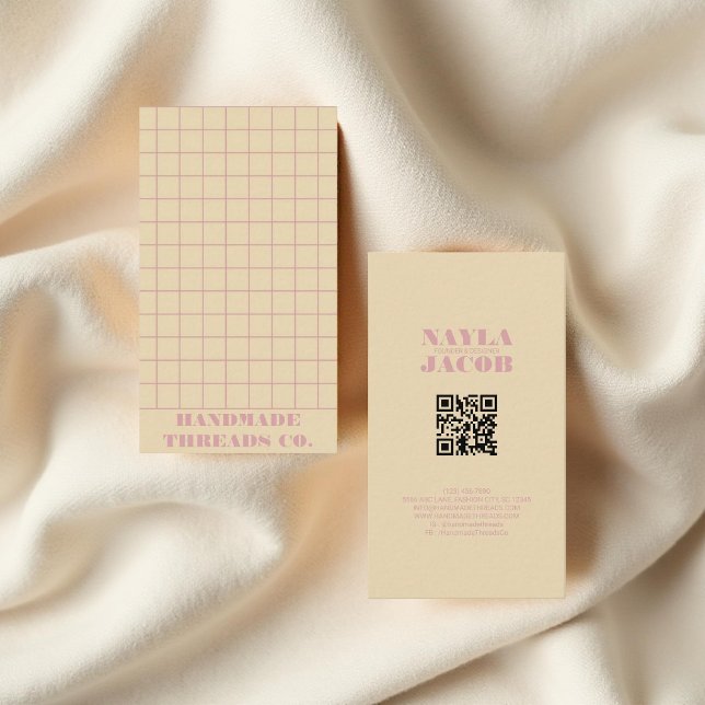 Moderner QR-Code in Beige und Rosa Visitenkarte (Von Creator hochgeladen)